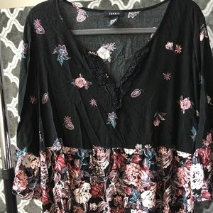 🍁TORRID Floral Peplum Bell sleeve blouse🍁